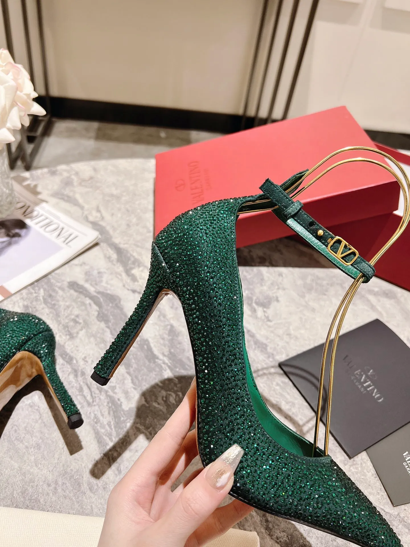 👟👟Ex-factory price 500👟👟 Genuine leather sole +40 Top version 𝑉𝐴𝐿𝐸𝑁𝑇𝐼𝑁𝑂 Valentino new spring and summer women's 6⃣️color "Czech Diamond💎" full diamond shoes The unique [V’s handcrafted diamond production] brings out a full sense of high-end, and the new season will live up to expectations! Worth buying★Absolutely high-grade❥Original method, Absolutely sensual❥Elegant style, creating a different feeling, simple and elegant style!  Code number: 35-41 (34-42 customized, non-returnable) Lining: Sheepskin lining Heel height: 10cm Leather outsole Rubber outsole